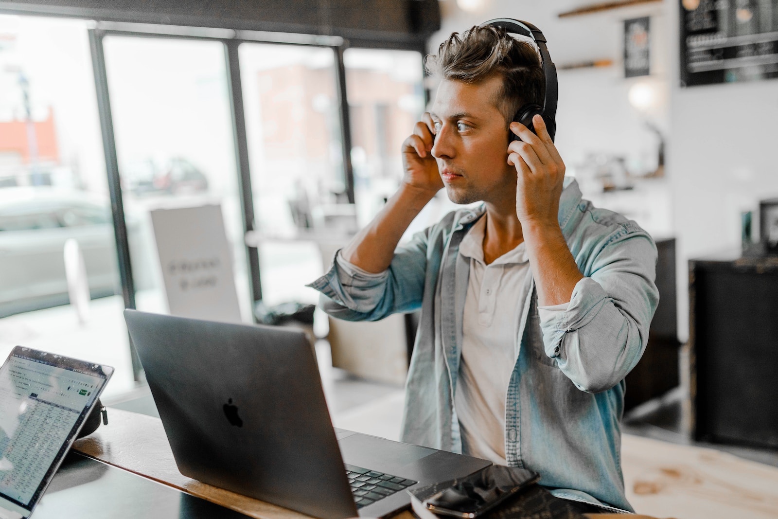 Collier bleu pour homme près du MacBook argenté