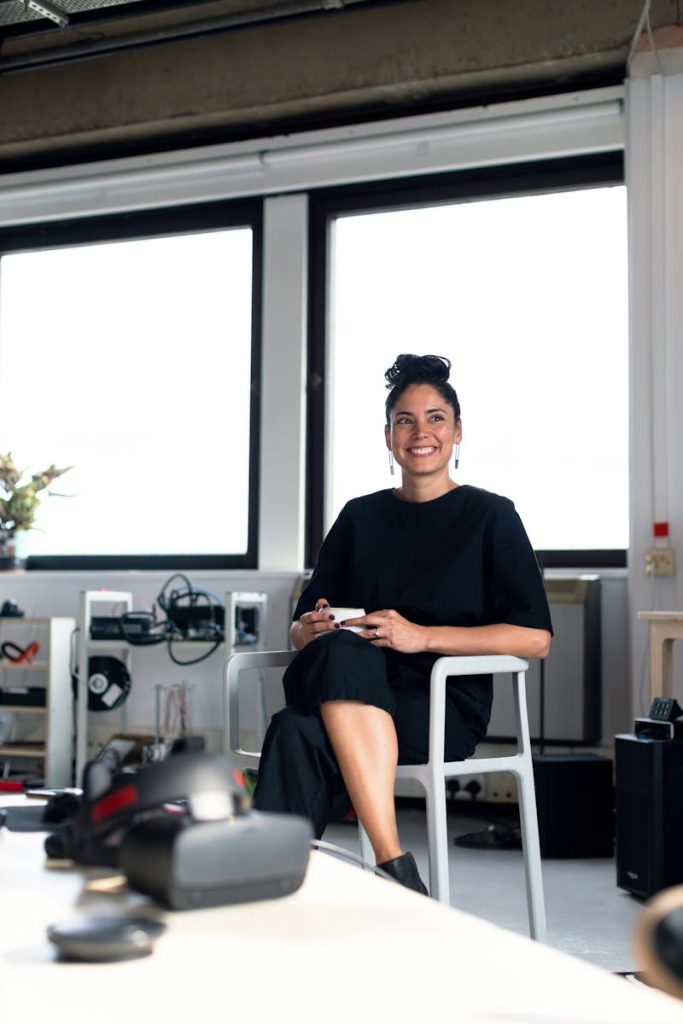 Jeune femme professionnelle confiante prenant une pause-café dans un bureau moderne.