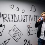 homme tenant un smartphone et regardant la productivité décoration murale