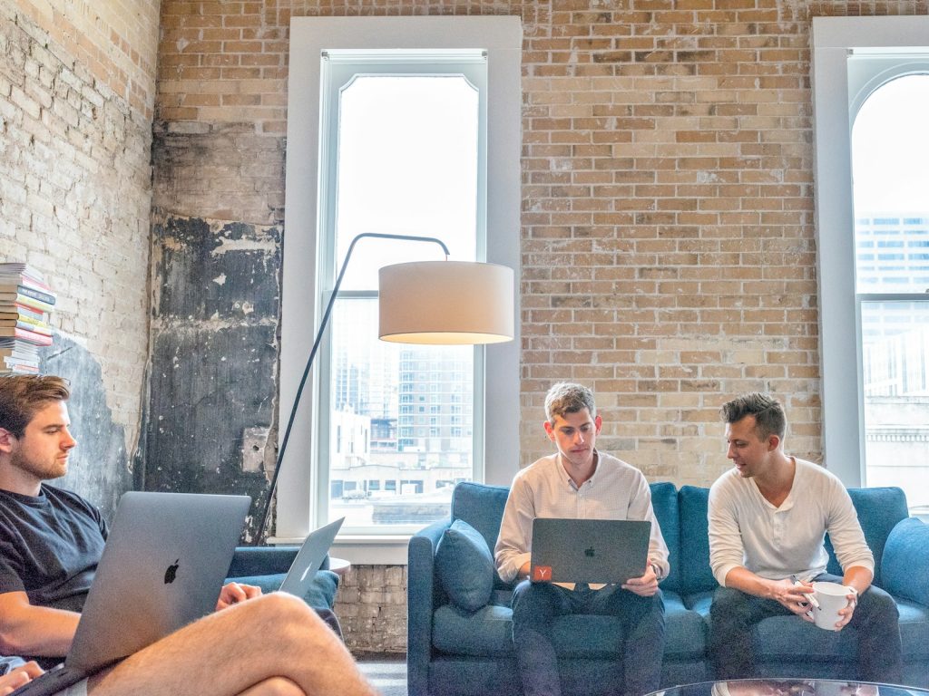 trois hommes utilisant des MacBooks