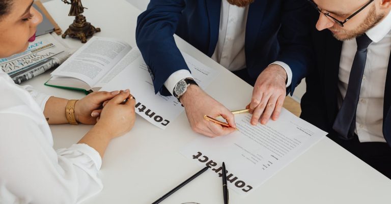 découvrez l'art de la négociation commerciale : stratégies, conseils et techniques pour réussir vos discussions avec vos partenaires et clients. améliorez vos compétences en négociation pour atteindre vos objectifs commerciaux.