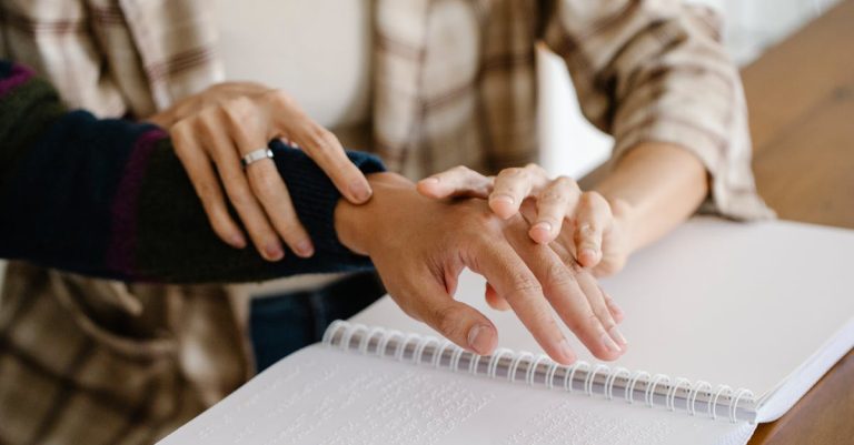 découvrez comment le prospecting empathique peut transformer vos relations commerciales en favorisant la compréhension et l'écoute des besoins de vos clients. apprenez des techniques efficaces pour établir une connexion authentique et augmenter vos chances de conversion.