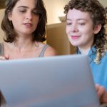 découvrez l'approche du consultative selling, une méthode de vente centrée sur l'écoute active et la compréhension des besoins des clients. apprenez à établir des relations durables et à proposer des solutions sur mesure qui répondent parfaitement aux attentes de vos clients. transformez vos interactions commerciales en véritables conversations consultatives pour maximiser vos résultats.
