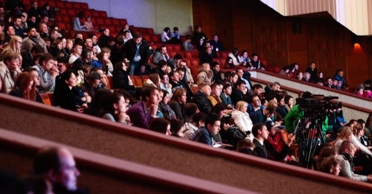 découvrez comment maximiser l'engagement de votre audience grâce à des stratégies innovantes et des techniques de communication efficaces. transformez vos interactions en relations durables et stimulez la fidélité de vos clients.