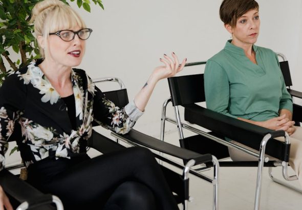 découvrez l'art de l'écoute active, une compétence essentielle pour améliorer la communication et renforcer les relations personnelles et professionnelles. apprenez des techniques pratiques pour comprendre et répondre efficacement aux autres.