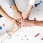 découvrez l'importance de la collaboration inter-équipes pour optimiser la productivité et favoriser l'innovation au sein de votre entreprise. apprenez des stratégies efficaces pour renforcer la communication et la coopération entre les différentes équipes.