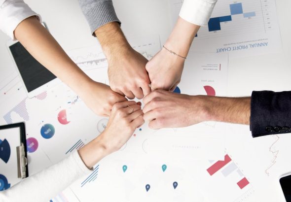 découvrez l'importance de la collaboration inter-équipes pour optimiser la productivité et favoriser l'innovation au sein de votre entreprise. apprenez des stratégies efficaces pour renforcer la communication et la coopération entre les différentes équipes.