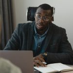 découvrez l'importance du feedback dans le développement personnel et professionnel. apprenez à donner et recevoir des retours constructifs pour améliorer vos compétences et renforcer vos relations.