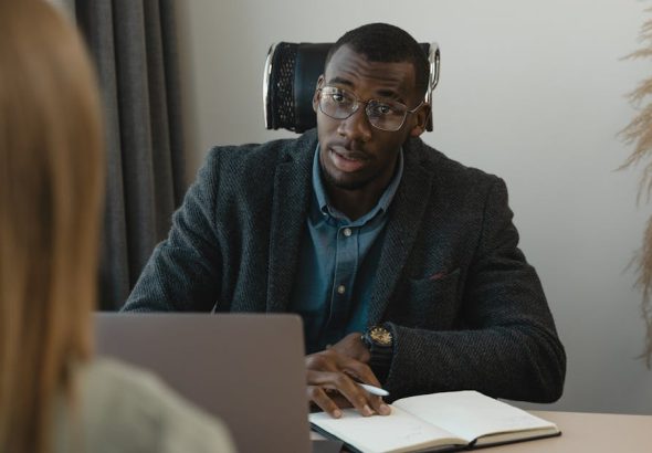 découvrez l'importance du feedback dans le développement personnel et professionnel. apprenez à donner et recevoir des retours constructifs pour améliorer vos compétences et renforcer vos relations.