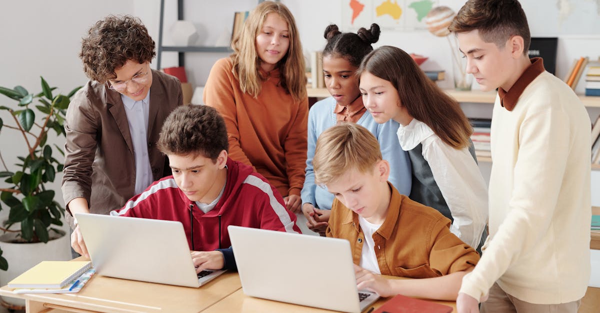 découvrez le concept d'apprentissage collaboratif, une méthode innovante qui favorise l'échange d'idées et le travail d'équipe pour améliorer l'apprentissage. explorez les avantages, les techniques et les stratégies pour mettre en œuvre cette approche dynamique dans votre environnement éducatif.