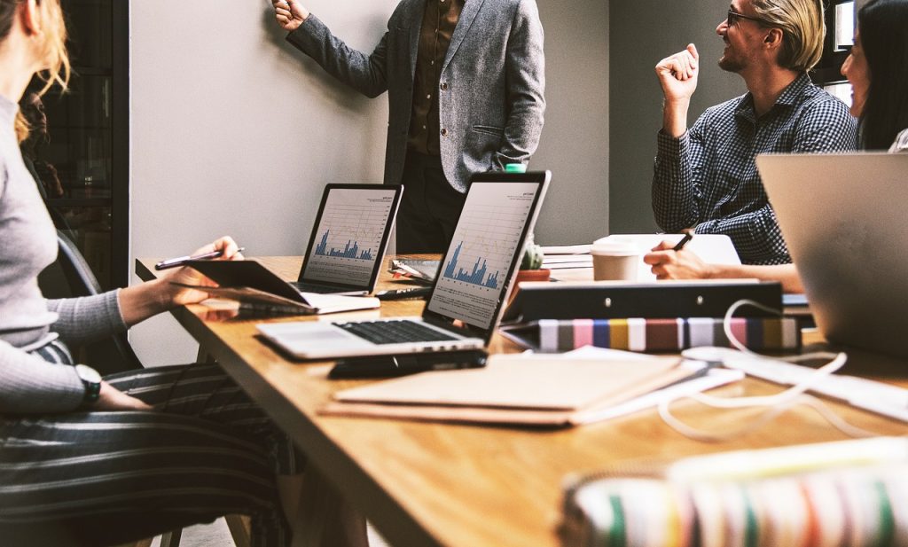 découvrez comment organiser un meeting efficace : conseils, astuces et étapes clés pour réussir vos réunions professionnelles ou événements.