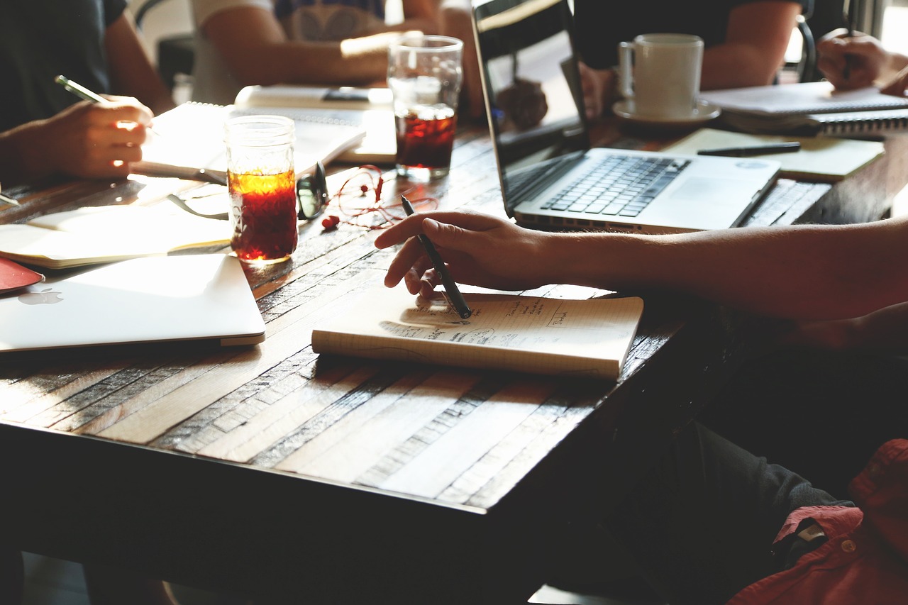 organisez ou participez à un meeting efficace : conseils, bonnes pratiques et outils pour réussir vos réunions professionnelles et atteindre vos objectifs.