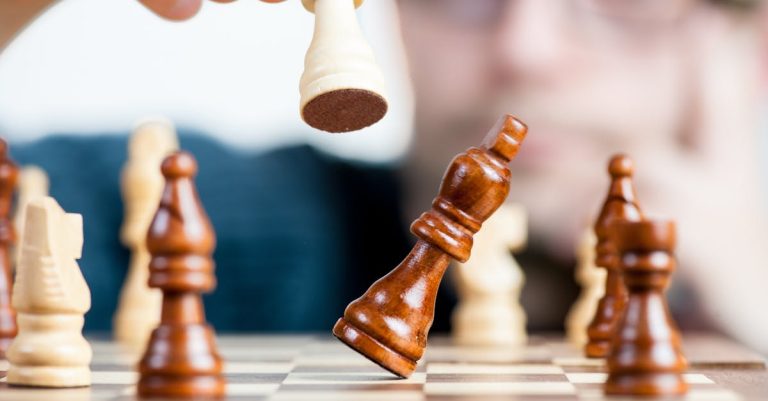 découvrez comment l'intelligence économique (competitive intelligence) permet aux entreprises de surveiller leurs concurrents, d'anticiper les tendances du marché et de prendre des décisions stratégiques éclairées.