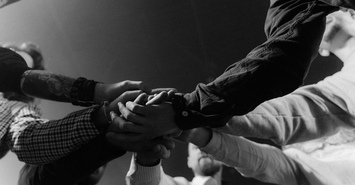 découvrez comment renforcer la confiance au sein de votre équipe grâce à des conseils, des méthodes éprouvées et des exemples concrets pour améliorer la collaboration et la performance collective.